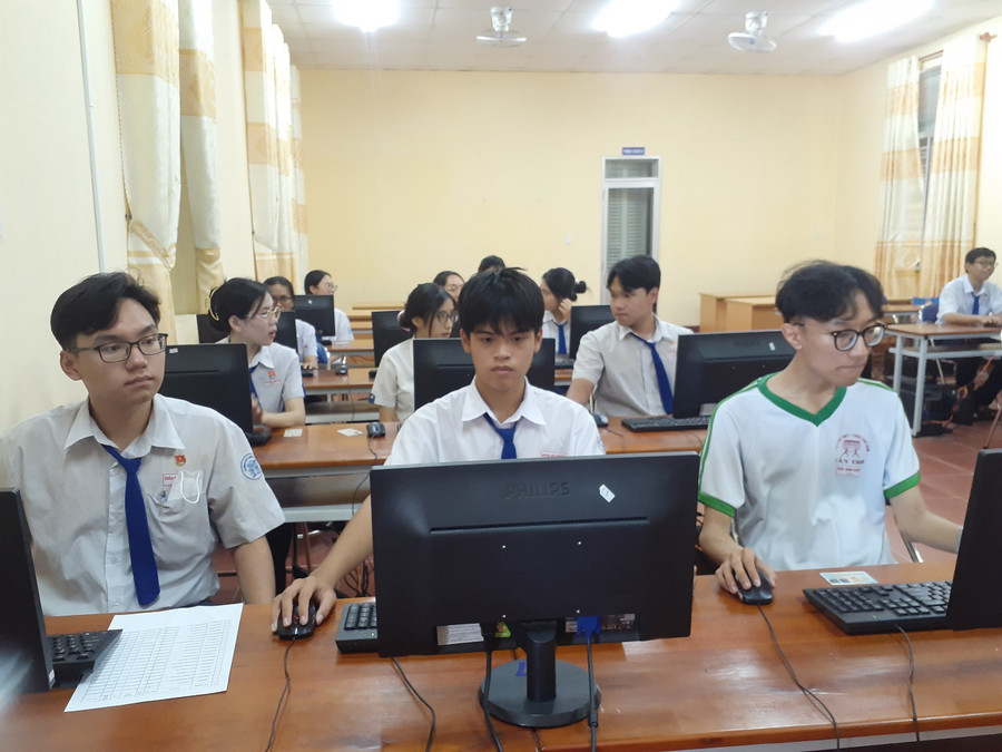 HS tham gia thí điểm “Mô hình thi online tập trung qua nền tảng công nghệ xác thực thẻ Căn cước công dân gắn chíp điện tử”.