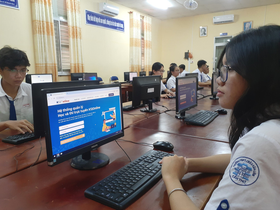 Thí sinh vào phòng thi online tập trung qua nền tảng công nghệ xác thực thẻ CCCD gắn chíp điện tử.