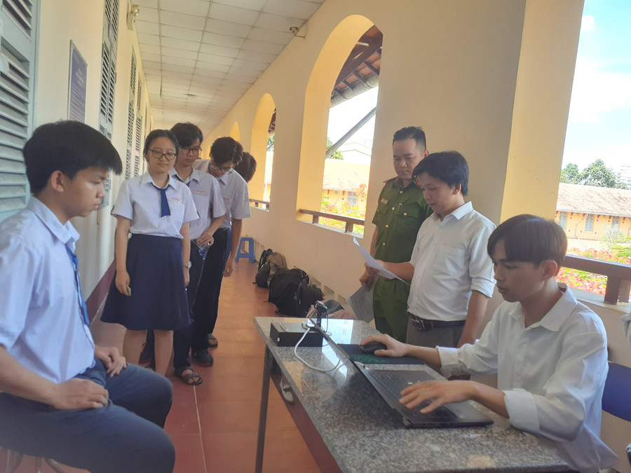 Thí sinh làm thủ tục xác thực thông tin bằng CCCD gắn chíp điện tử.