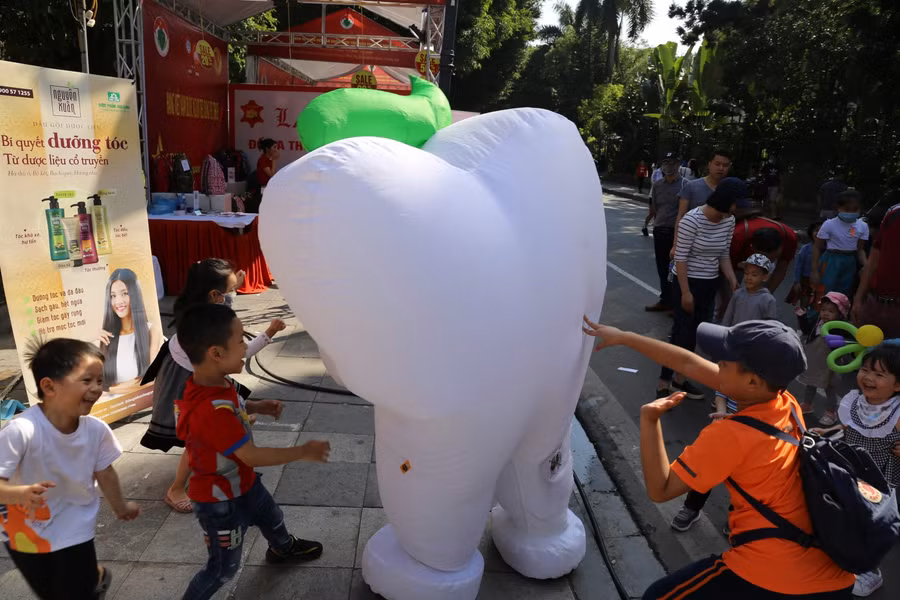 Các em nhỏ thích thú vui đùa với những mô hình tại đây.