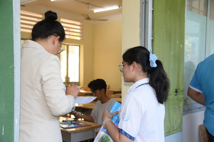 Thí sinh làm thủ tục, ổn định và được gọi vào phòng thi.