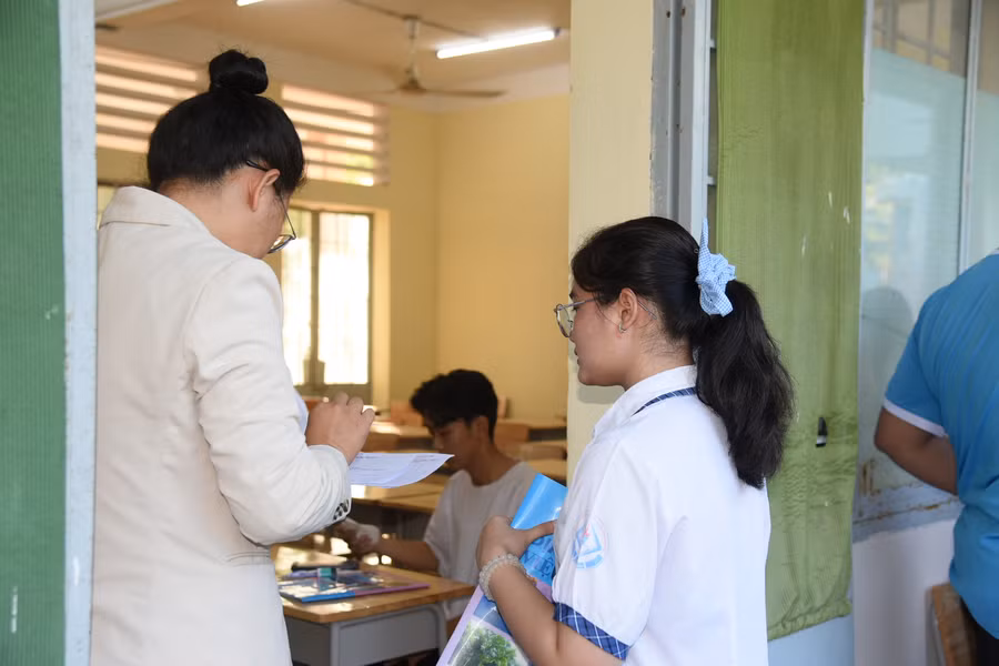 Thí sinh làm thủ tục, ổn định và được gọi vào phòng thi. Thí sinh làm thủ tục, ổn định và được gọi vào phòng thi.