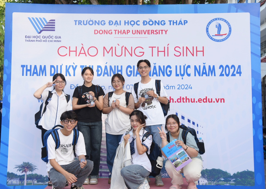 Thí sinh tự tin, rạng ngời trước giờ thi.
