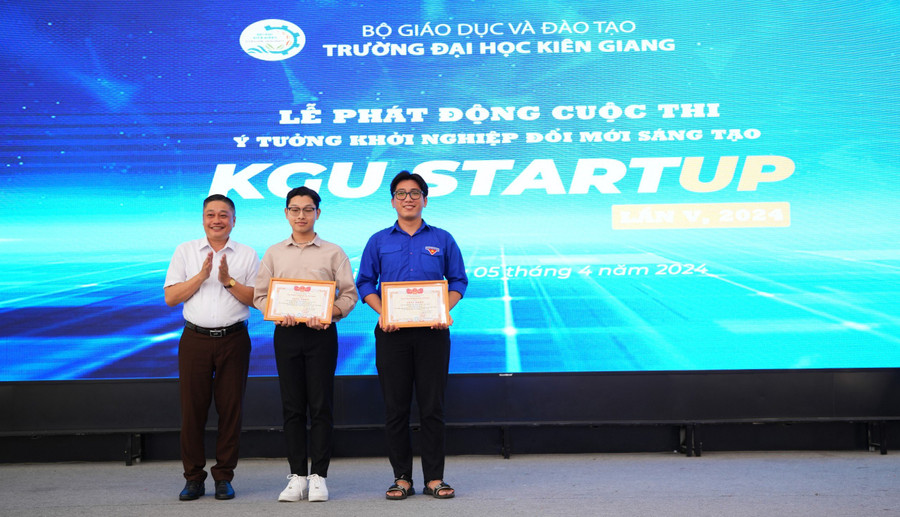 TS Nguyễn Hữu Thọ - Phó Hiệu trưởng Trường ĐH Kiên Giang khen thưởng cho thành viên Ban chủ nhiệm CLB Sinh viên khởi nghiệp.