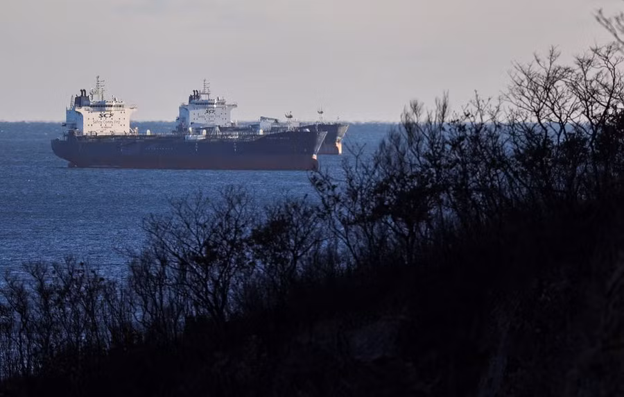 Tàu chở dầu neo đậu tại Vịnh Nakhodka gần thành phố cảng Nakhodka, Nga. Ảnh: Reuters