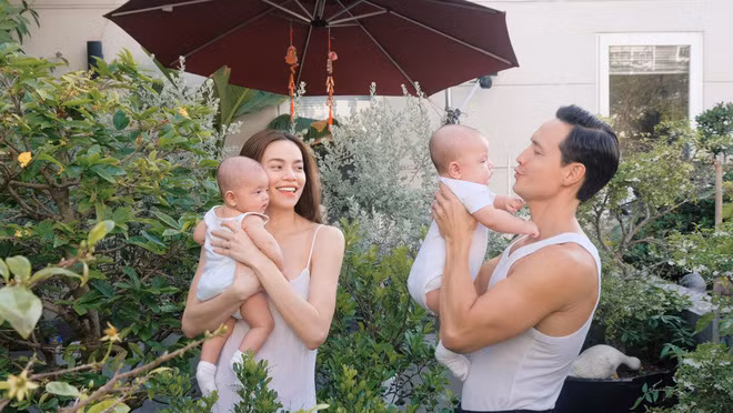 Hồ Ngọc Hà hạnh phúc bên ông xã Kim Lý cùng 2 nhóc tỳ sinh đôi vô cùng dễ thương của mình.