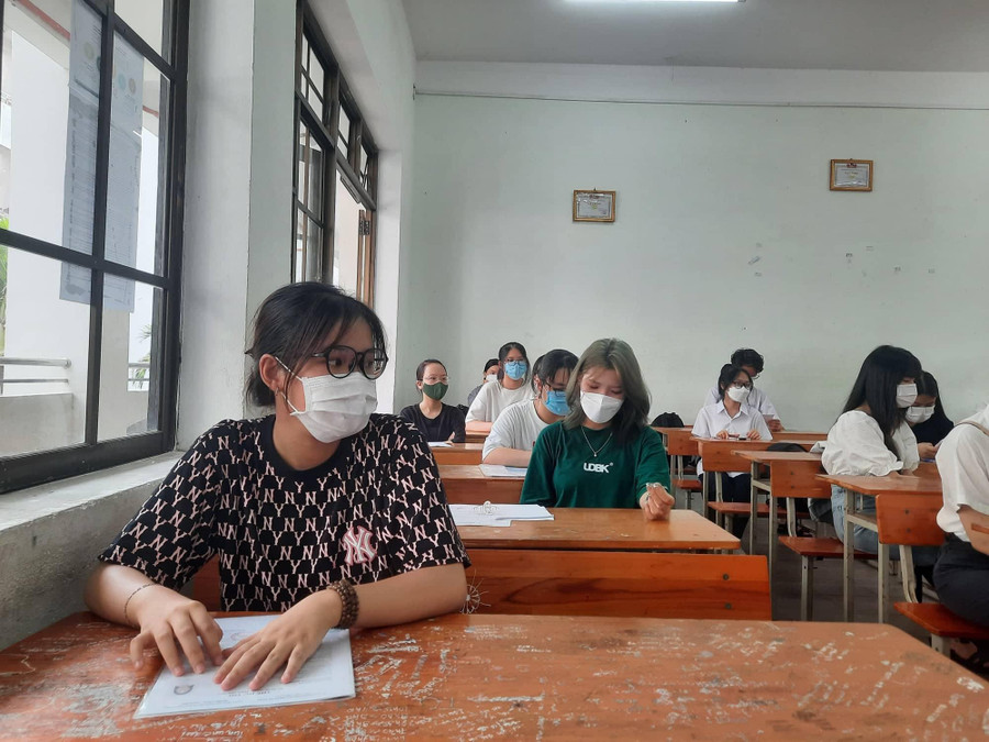 Thí sinh dự thi tốt nghiệp THPT tại điểm thi Trường THPT Phan Châu Trinh (Đà Nẵng) có mặt phòng thi rất sớm Thí sinh dự thi tốt nghiệp THPT tại điểm thi Trường THPT Phan Châu Trinh (Đà Nẵng) có mặt phòng thi rất sớm