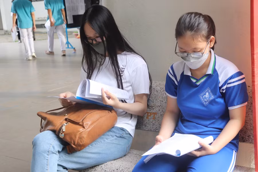 Tranh thủ xem lại một số công thức toán trước giờ vào khu vực thi.