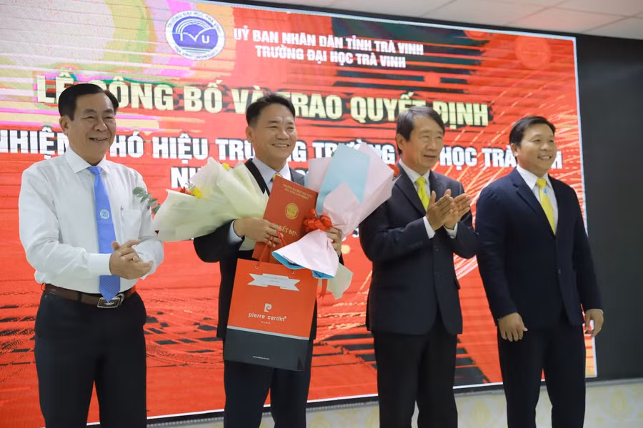 Trao quyết định của Chủ tịch Hội đồng trường bổ nhiệm chức danh phó hiệu trưởng cho TS Phan Quốc Nghĩa.