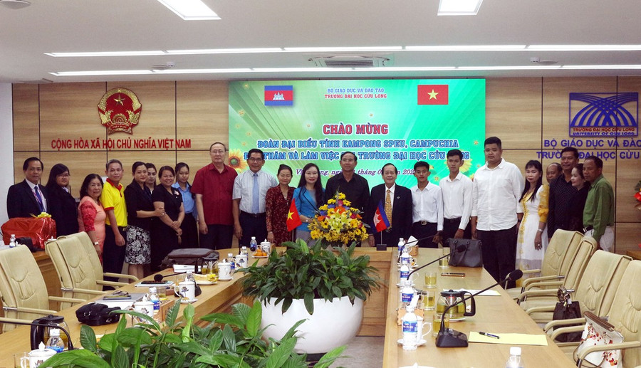 Đoàn công tác tỉnh Kampong Speu, Vương quốc Campuchia thăm và làm việc tại Trường ĐH Cửu Long. Đoàn công tác tỉnh Kampong Speu, Vương quốc Campuchia thăm và làm việc tại Trường ĐH Cửu Long.