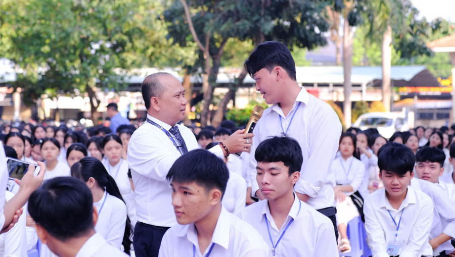 Chuyên gia tư vấn tuyển sinh của Trường Đại học Gia Định trao đổi với học sinh. Ảnh: GDU Chuyên gia tư vấn tuyển sinh của Trường Đại học Gia Định trao đổi với học sinh. Ảnh: GDU
