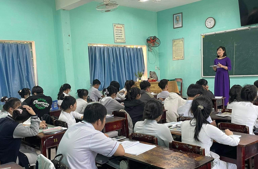 Cô trò Trường THPT Phú Bài (Thừa Thiên Huế) trong giờ học. Ảnh: NTCC Cô trò Trường THPT Phú Bài (Thừa Thiên Huế) trong giờ học. Ảnh: NTCC