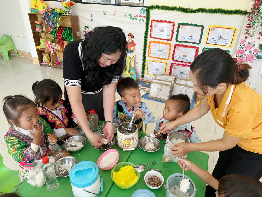 Bữa ăn trưa của trẻ điểm bản Huồi Mới - Trường Mầm non Tri Lễ, huyện Quế Phong, Nghệ An.