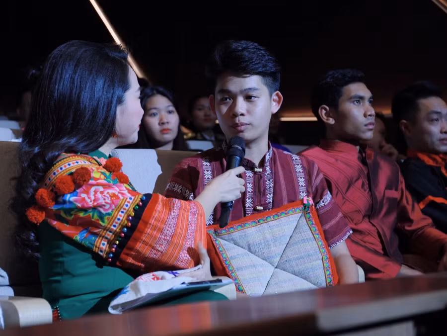 Vi Dương Phong tại Lễ tuyên dương học sinh, sinh viên, thanh niên dân tộc thiểu số xuất sắc, tiêu biểu lần thứ X năm 2023. Ảnh: NVCC