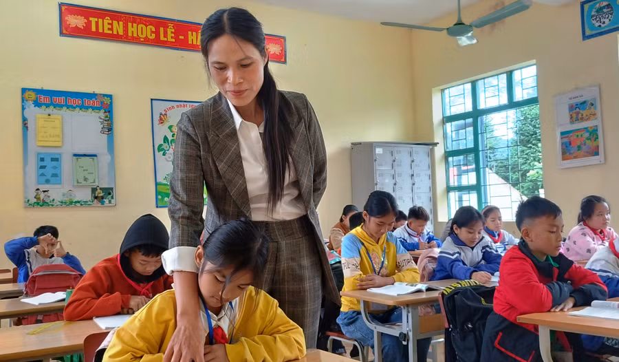 Cô Trần Thị Thanh ân cần hướng dẫn học trò.