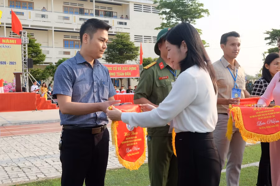 Bà Lê Thị Bích Thuận - Giám đốc Sở GD&amp;ĐT Đà Nẵng trao cờ lưu niệm cho các đơn vị tham gia Hội thao