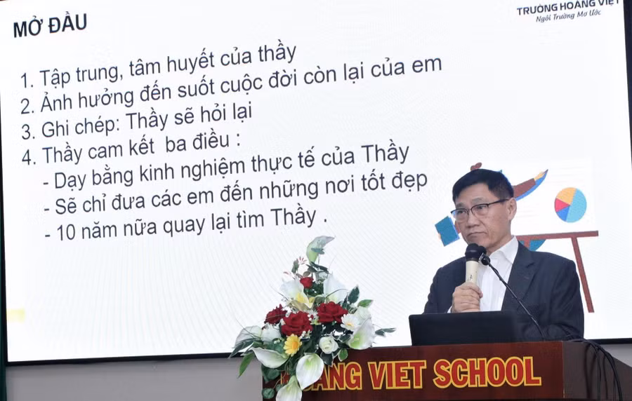 Nhà giáo Ưu tú Trần Đức Huyên - Hiệu trưởng Trường Tiểu học, THCS & THPT Hoàng Việt hướng nghiệp cho học sinh lớp 12 (năm học 2022 - 2023). Nhà giáo Ưu tú Trần Đức Huyên - Hiệu trưởng Trường Tiểu học, THCS & THPT Hoàng Việt hướng nghiệp cho học sinh lớp 12 (năm học 2022 - 2023).
