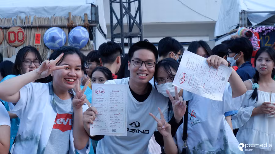 Gian hàng của học sinh trong chương trình Ngày hội văn hóa dân gian hay hội trại là cơ hội để giáo dục tài chính.