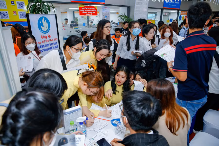 Sinh viên tìm kiếm cơ hội trong một ngày hội việc làm. 