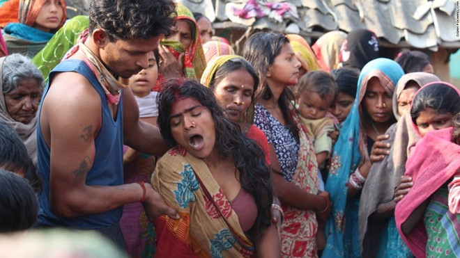 Người thân khóc nức nở sau khi nhận quan tài từ Qatar. Ảnh: CNN Kết cục hồi hương trong quan tài của lao động nhập cư