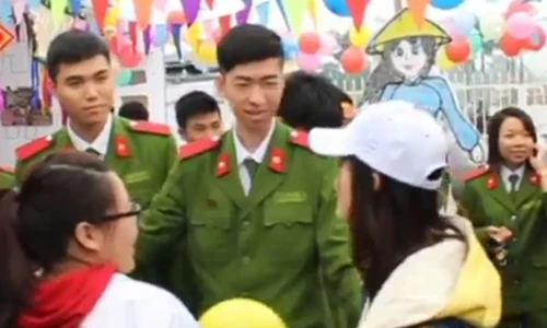 Hai nam sinh điển trai trường Học viện Cảnh sát đang khéo léo mời chào 2 bạn nữ vào xem và mua hoa tại gian hàng của mình.