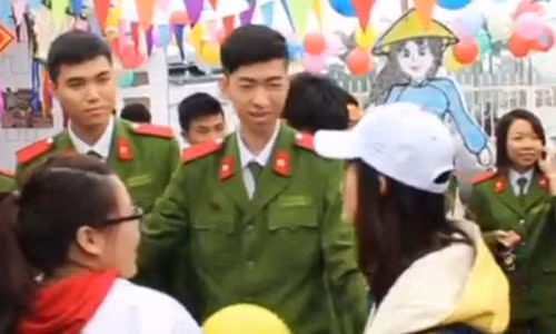 Hai nam sinh điển trai trường Học viện Cảnh sát đang khéo léo mời chào 2 bạn nữ vào xem và mua hoa tại gian hàng của mình.