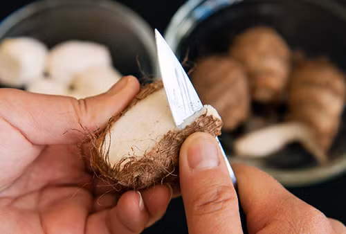 trị ngứa khi gọt rau củ