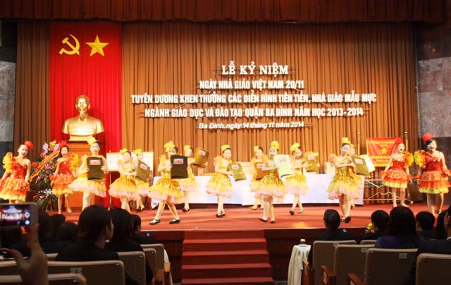 Văn nghệ chào mừng lễ kỷ niệm 32 năm ngày Nhà giáo Việt Nam ngành GD&ĐT quận Ba Đình