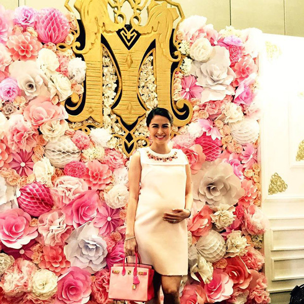 Trước giờ sinh nở, Marian Rivera tổ chức bữa tiệc babyshower để chào đón em bé sắp chào đời. Mỹ nhân đẹp nhất Philippines đang ở tuần thứ 33 của thai kỳ, và dù bụng đã khá lớn, cô vẫn rất khỏe khoắn, tươi tắn. Marian tiết lộ cô sẽ sinh con bằng phương pháp tự nhiên. marian-7-2725-1443348437.jpg