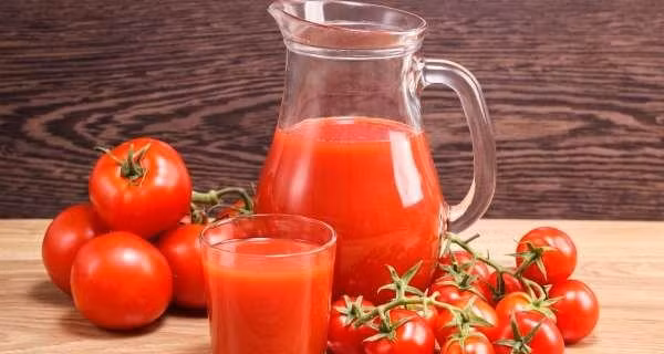 Nước ép cà chua: Theo một nghiên cứu trên Tạp chí Dinh dưỡng Mỹ, uống một nửa lít nước ép cà chua mỗi ngày trong vòng 8 tuần có thể giúp giảm kích thước vòng eo. Ngoài ra, các nhà khoa học của Đại học Y khoa Trung Quốc đã tiến hành theo dõi 25 phụ nữ khỏe mạnh tuổi từ 20-30, uống một cốc nước ép cà chua mỗi ngày. Sau 2 tháng, hầu hết 25 người đã giảm được trung bình 1,5 cm vòng eo.