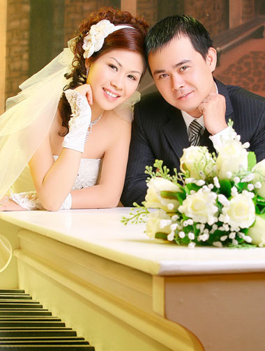 Chân dung nam diễn viên chuyên đóng vai “đụt” nhất màn ảnh Việt ảnh 9 Năm 2009, Vĩnh Xương kết hôn cùng Minh Nguyệt, cô nhân viên tổ chức sự kiện xinh đẹp và duyên dáng ở một công ty thành viên thuộc tập đoàn FPT.