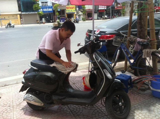 Chân dung nam diễn viên chuyên đóng vai “đụt” nhất màn ảnh Việt ảnh 8 Từng giữ cương vị trưởng đoàn I Nhà hát kịch Việt Nam, Vĩnh Xương bất ngờ xin nghỉ vai trò quản lý để về kinh doanh. Hình ảnh ông chủ nổi tiếng tận tuy lau bàn, dắt xe cho khách đã khiến quán của anh ngày càng được lòng hơn.