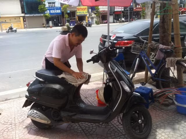  Từng giữ cương vị trưởng đoàn I Nhà hát kịch Việt Nam, Vĩnh Xương bất ngờ xin nghỉ vai trò quản lý để về kinh doanh. Hình ảnh ông chủ nổi tiếng tận tuy lau bàn, dắt xe cho khách đã khiến quán của anh ngày càng được lòng hơn. 