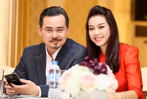  Trong phim, Vĩnh Xương gây ấn tượng với vẻ ngô nghê, nhát gái. Dù nhiều lần bị cô thôn nữ Trương Tùng Lan... gợi ý đòi hôn nhưng Vĩnh Xương đều ngơ ngác từ chối khiến nhiều người tiếc rẻ thốt lên: Người đâu mà đụt thế!. 