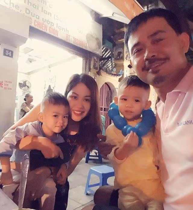  Hiện tại, anh chàng diễn viên đụt nhất Việt Nam đang hạnh phúc bên vợ và 2 quý tử sinh đôi. 