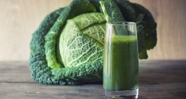 Nước ép bắp cải: Cải bắp rất giàu chất xơ, giúp bạn ăn ít và no lâu hơn. Với nồng độ vitamin C và anthocyanins cao, nước ép bắp cải có thể làm giảm nguy cơ phát triển bệnh tiểu đường và hạn chế cơn thèm ăn mặn và ngọt. Trong thực tế, Bộ Nông nghiệp Mỹ cũng khuyến khích bạn nên uống một cốc nước ép bắp cải mỗi ngày thay thế cho 1/3 lượng rau cần thiết cho cơ thể.