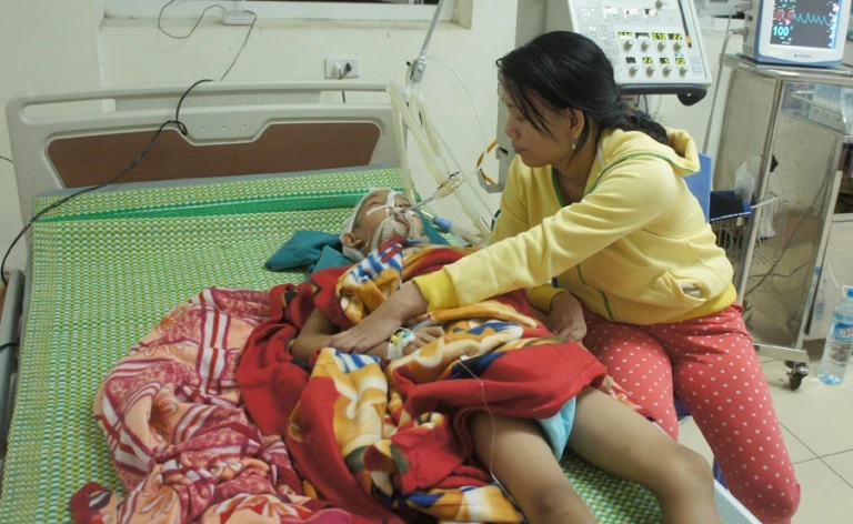 Vụ bé trai bị đánh chết, anh nguy kịch: Mẹ bị ‘nhà hảo tâm’ lừa tiền