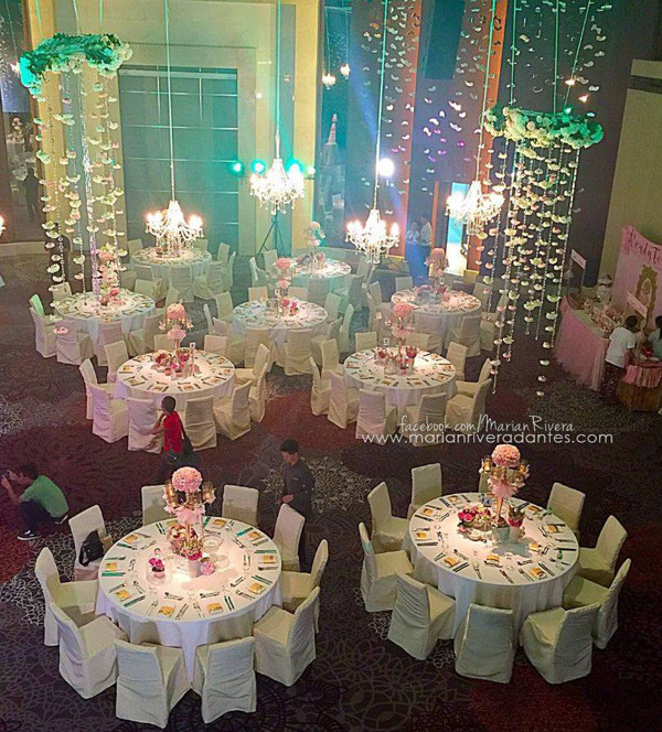 Khung cảnh với màu hồng chủ đạo của bữa tiệc babyshower. marian-5-2052-1443348438.jpg