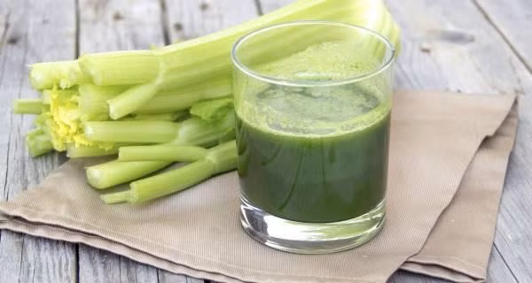 Nước ép cần tây: Giống như dưa chuột, cần tây cũng là một thực phẩm giúp lợi tiểu, loại bỏ độc tố ra khỏi cơ thể. Nó cũng ngăn ngừa triệu chứng đầy hơi do lượng nước dư thừa gây ra. Lá cần tây có thể được sử dụng kết hợp với nước ép dưa chuột hoặc táo để tăng cường thêm hương vị. 