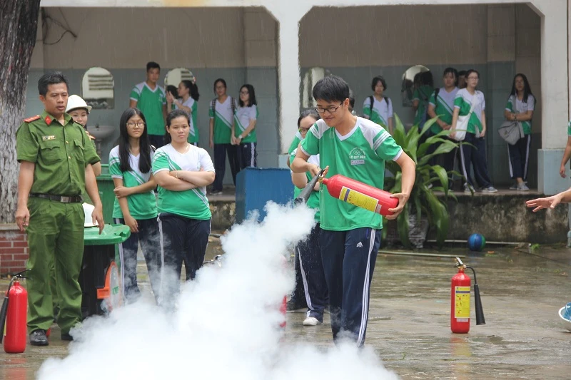 Học sinh Trường THPT Lê Quý Đôn, TP.HCM đang thực hành PCCC .