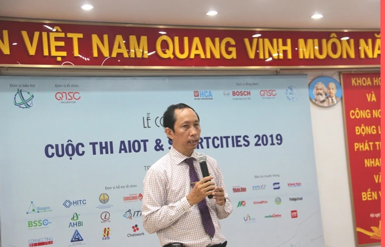 Đại diện Hội Tin học TP.HCM phát biểu tại buổi công bố.