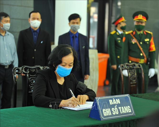 Đồng chí Trương Thị Mai, Ủy viên Bộ Chính trị, Bí thư Trung ương Đảng, Trưởng Ban Dân vận Trung ương ghi sổ tang. Ảnh: Minh Đức/TTXVN