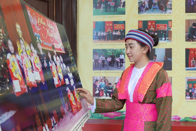 Vàng Thị Chá luôn biết ơn những người cha, người lính biên phòng Đồn Phó Bảng. Ảnh: Đức Trí. Vàng Thị Chá luôn biết ơn những người cha, người lính biên phòng Đồn Phó Bảng. Ảnh: Đức Trí.