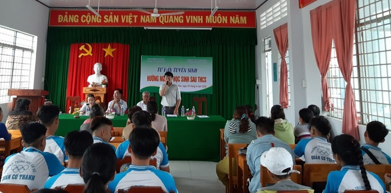 Trường nghề đến tư vấn hướng nghiệp cho cha mẹ, học sinh Trường THCS Quản Cơ Thành.