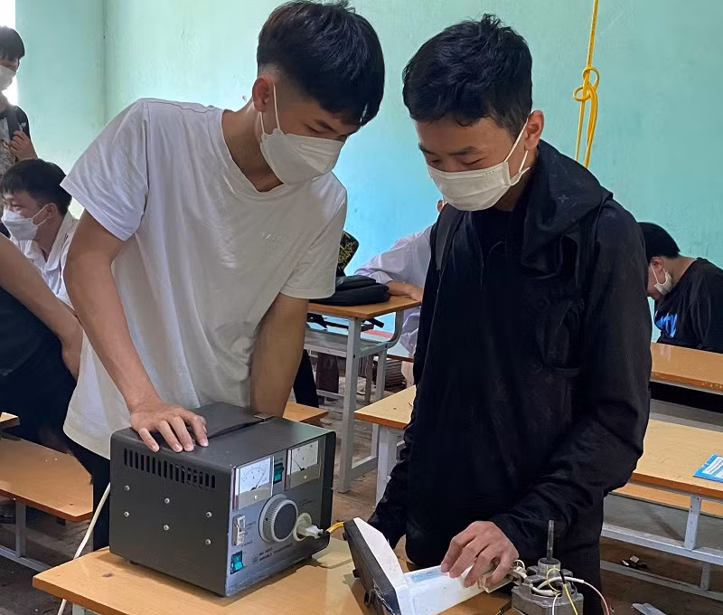 Học sinh học nghề điện và công nghệ tin tại Trung tâm GDNN - GDTX Đoan Hùng (Phú Thọ).