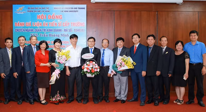 TS Trần Hoàng Minh (thứ 8 từ phải qua) bảo vệ thành công luận án tiến sĩ tại Trường ĐH Lạc Hồng năm 2021.