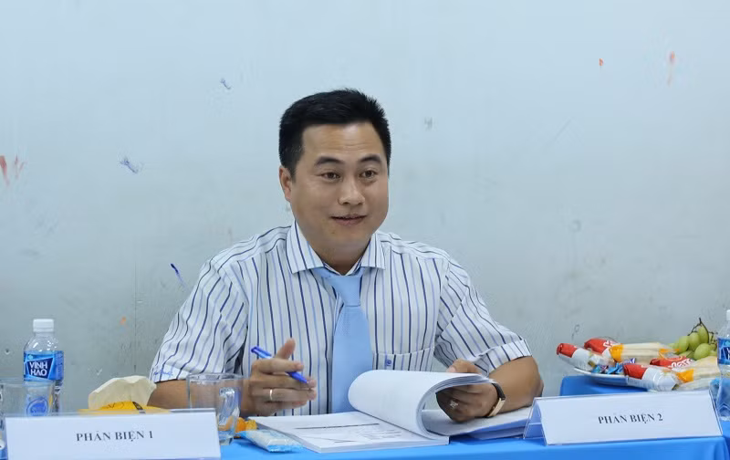 TS Nguyễn Văn Khả ngồi hội đồng bảo vệ luận án tiến sĩ tại Trường ĐH Lạc Hồng.