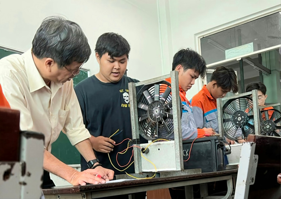 Tiết học thực hành của học sinh, sinh viên Trường Cao đẳng nghề An Giang. Tiết học thực hành của học sinh, sinh viên Trường Cao đẳng nghề An Giang.