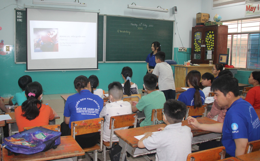 Các em nhỏ hào hứng khi được các “Gia sư áo xanh” giảng dạy.