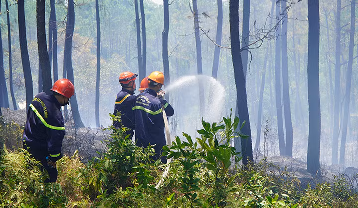 Lực lượng chức năng khẩn trương khống chế đám cháy.